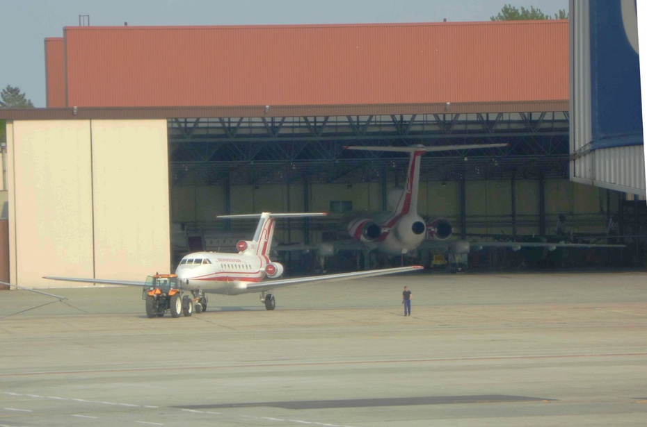 samoloty bylego specpulku 36. widok z terminala lotniska F. Chopina w Warszawie, 2011.