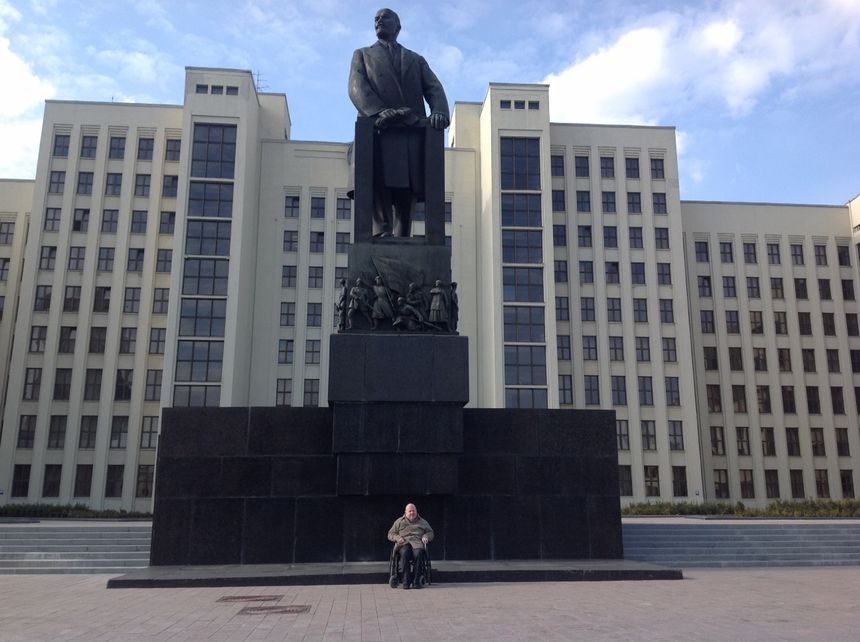 pomnik Lenina przed parlamentem w Mińsku, 3 kwietnia 2014.