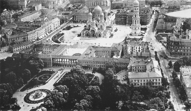Zdjęcie lotnicze pałacu Saskiego i okolic z około 1919 roku, patrząc na wschód, widoczny sobór św. Aleksandra Newskiegom fot. Wikipedia.pl