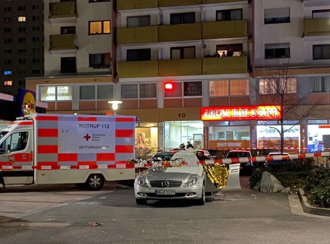 Ambulans przed barem w Hanau, gdzie doszło do strzelaniny, fot. PAP/EPA/WIESBADEN112