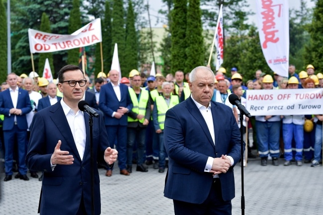 Premier Mateusz Morawiecki i wicepremier Jacek Sasin pojechali do Turowa, fot. PAP/Sebastian Borowski