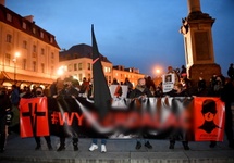 Uczestnicy protestu pod hasłem "Na Warszawę!" zbierają się na Placu Zamkowym w Warszawie. Fot. PAP/Radek Pietruszka