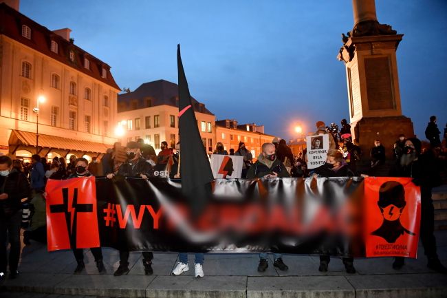 Uczestnicy protestu pod hasłem "Na Warszawę!" zbierają się na Placu Zamkowym w Warszawie. Fot. PAP/Radek Pietruszka