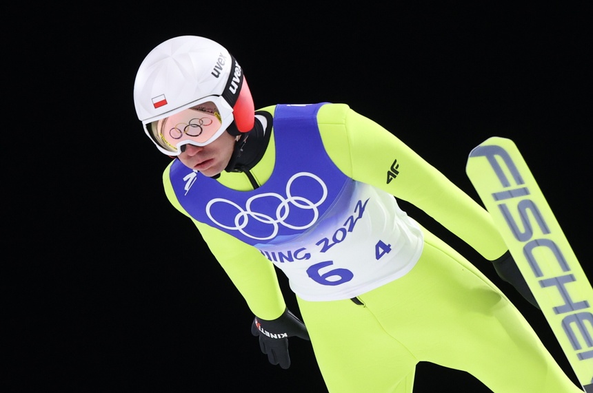 Kamil Stoch podczas skoku na igrzyskach w Zhangijakou (źródło: PAP)