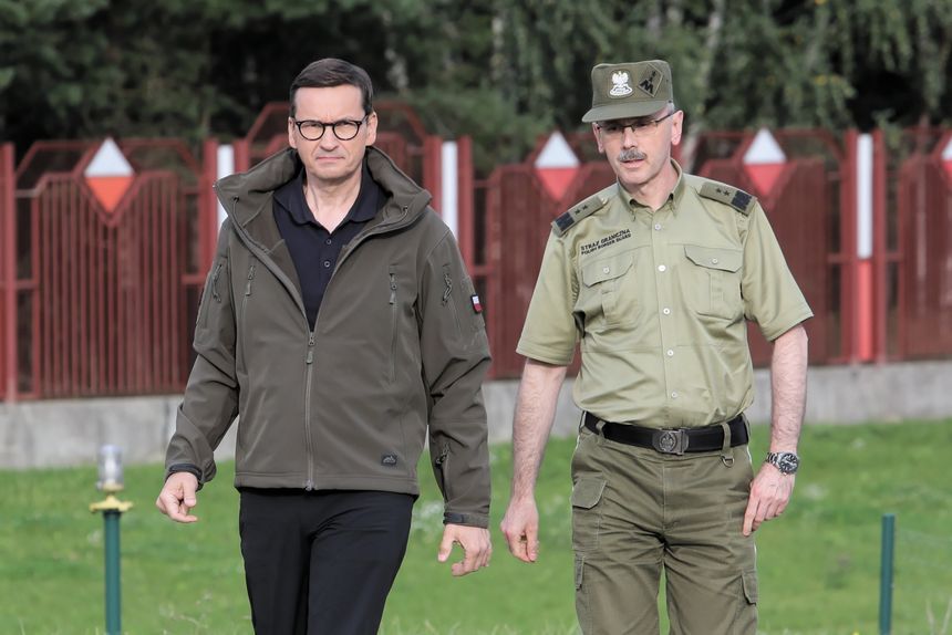 Premier Mateusz Morawiecki spotkał się przedstawicielami Straży Granicznej, Wojska Polskiego i Policji w Kuźnicy. fot. PAP