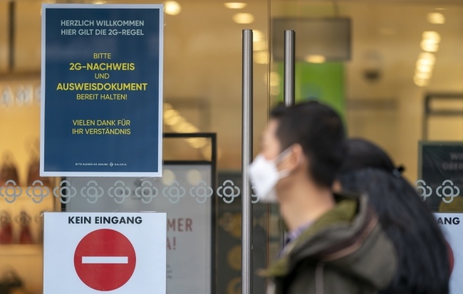 W Niemczech obowiązuje zasada 2G Plus. Osoby zaszczepione i wyleczone muszą przedstawiać negatywny wynik testu na obecność koronawirusa, aby uzyskać pozwolenie na wejście do lokalu. PAP/EPA/RONALD WITTEK