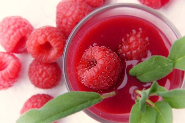 czerwone owoce i szklanka z sokiem