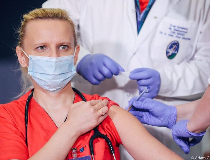 Niepokojące informacje o szczepionkach. Przekazał je sam szef Pfizera