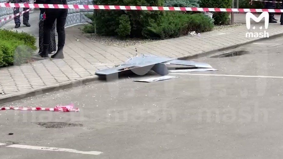 Szczątki drona na moskiewskiej ulicy. Fot. Screenshot z nagrania wideo Mash/Twitter