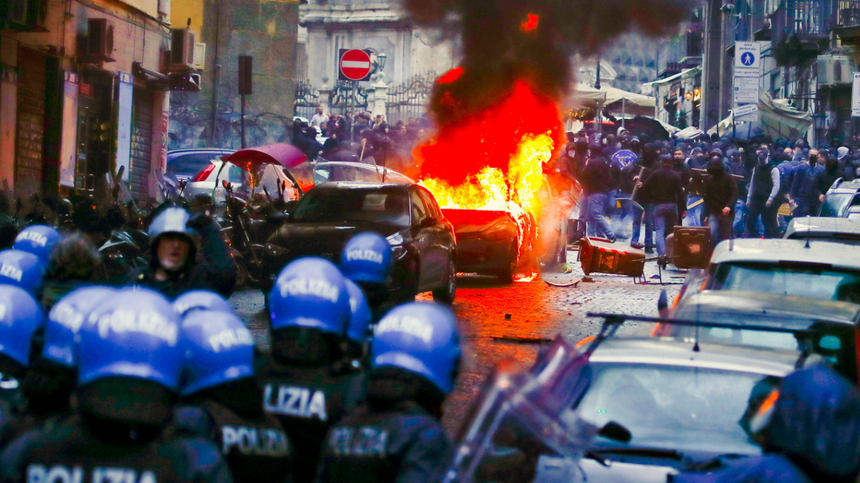 Zamieszki po meczu Napoli z Eintrachtem Frankfurt. (fot. PAP/EPA)