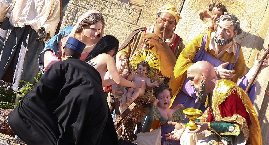 Alisa Vinogradova z Femenu usiłowała zabrać figurę Dzieciątka w Watykanie. Fot. Femen.org