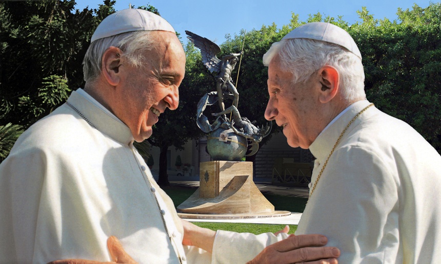 Papież Franciszek (po lewej) i Benedykt XVI. Fot. Wikipedia