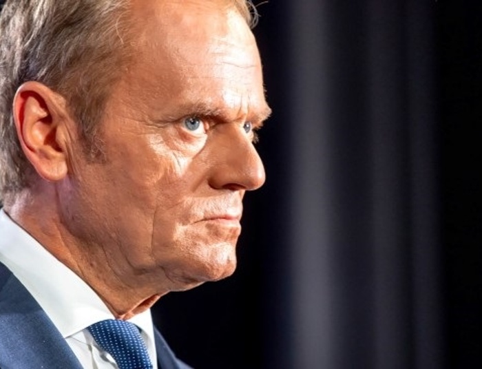 Tusk obrońcą socjalu i 500 Plus? Ekspert tłumaczy wielką wściekłość byłego premiera