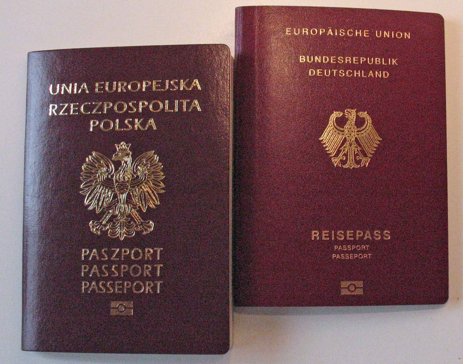 Polski i niemiecki paszport. Zdjęcie: Alpejski