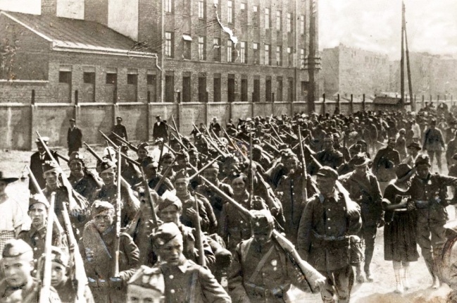 Piechota polska w marszu na front przed bitwą warszawską, fot. Centralne Archiwum Wojskowe