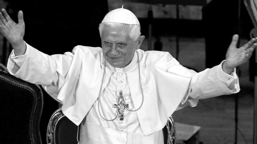 We Włoszech ukazała się książka zmarłego emerytowanego papieża Benedykta XVI. (fot. Facebook)