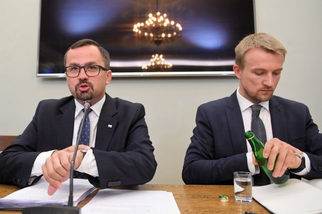 Przewodniczący komisji śledczej ds. VAT Marcin Horała (L) oraz członek komisji Błażej Parda (P)