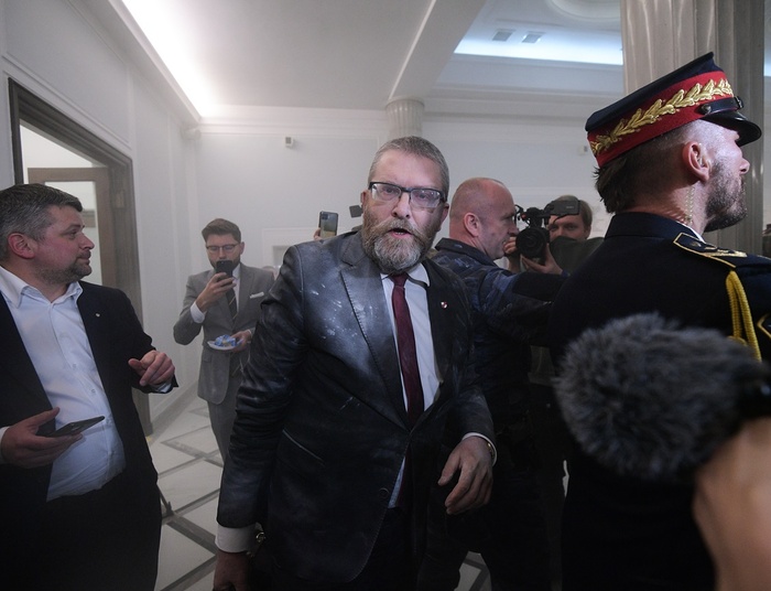 Grzegorz Braun paraduje po Sejmie z bronią? Straż marszałkowska alarmuje