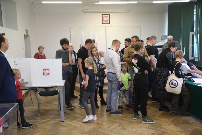 Głosowanie w jednym z lokali wyborczych w Warszawie