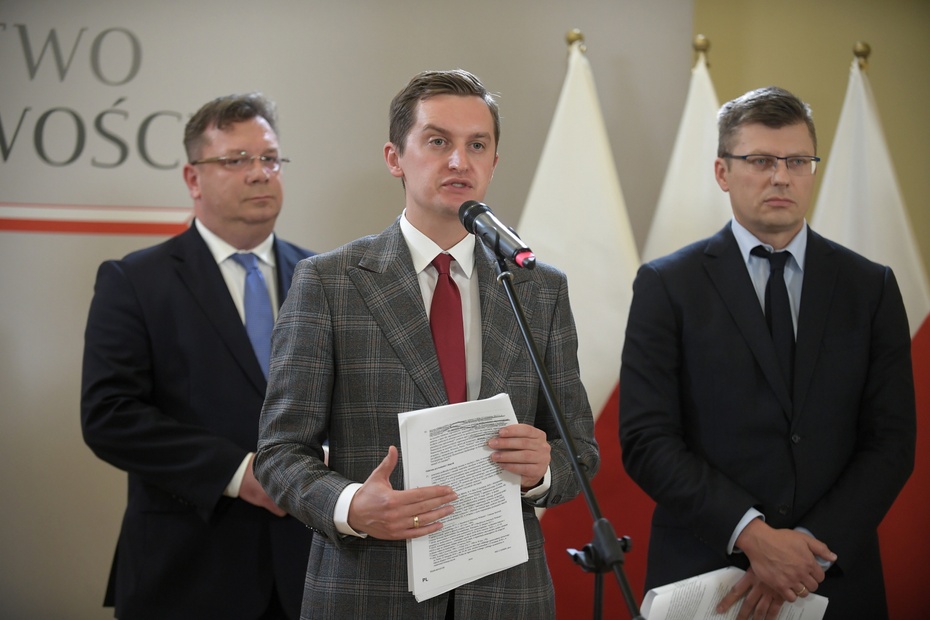 Sebastian Kaleta i współpracownicy Zbigniewa Ziobry z resortu sprawiedliwości. Fot. PAP/Marcin Obara