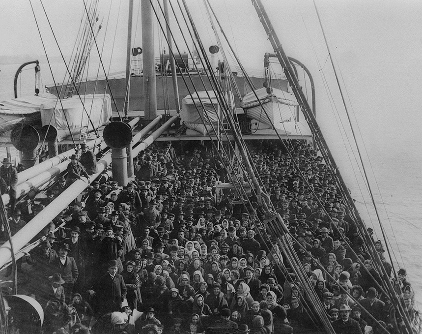 Emigracja w czasach II RP. Z kraju ubyło ponad 700 tys. osób.
