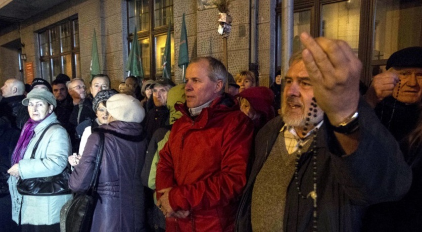 Protest "ortodoksyjnych pisowców" preciwko spektaklowi "Klątwa" pod krakowskim Teatrem Starym - https://www.salon24.pl/u/salonowcy/759405,pod-rozwage-protestujacych-przeciw-spektaklowi-klatwa