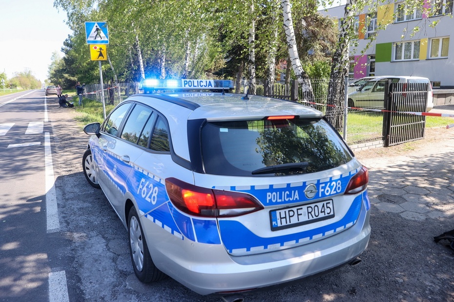 Policyjny radiowóz przed domem dziecka w Tomisławicach. Fot. PAP/Marian Zubrzycki