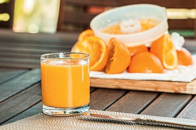 świeżo wyciskany sok z pomarańczy