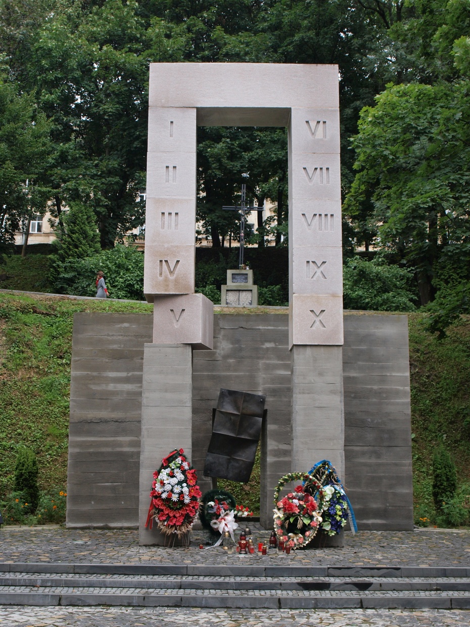 Pomnik (właściwie dwa - wyżej zwieńczony krzyżem  z nazwiskami pomordowanych) na Wzgórzach Wuleckich we Lwowie