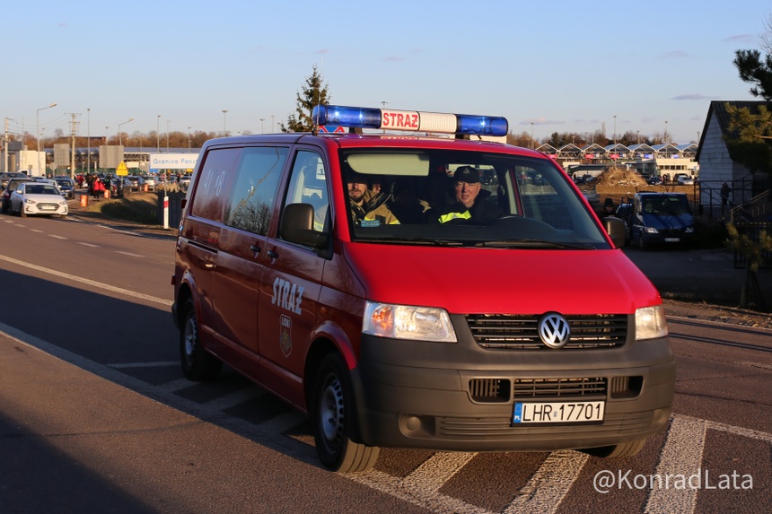 W ewakuacji uchodźców, docierających na przejście graniczne w Zosinie z zaatakowanej przez Rosję Ukrainy pomagają polscy strażacy. Zarówno Ci, którzy służą w komendach powiatowych czy wojewódzkich, ale także ochotnicy - Fot. Konrad Lata