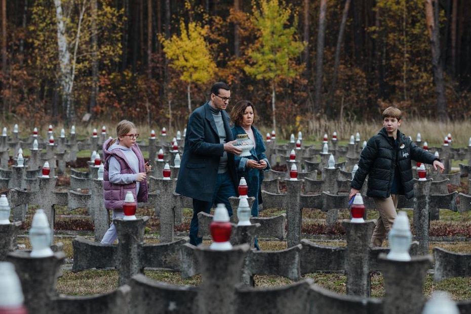Premier Mateusz Morawiecki z żoną i najmłodszymi dziećmi na cmentarzu w Palmirach. Fot. Facebook/profil Mateusza Morawieckiego