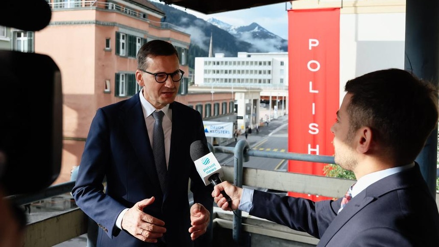 Premier Mateusz Morawiecki, który bierze udział w Światowym Forum Ekonomicznym w Davos skomentował postawę niemieckiego rząd ws. dostaw broni na Ukrainę. (fot. Twitter/Kancelaria Premiera)