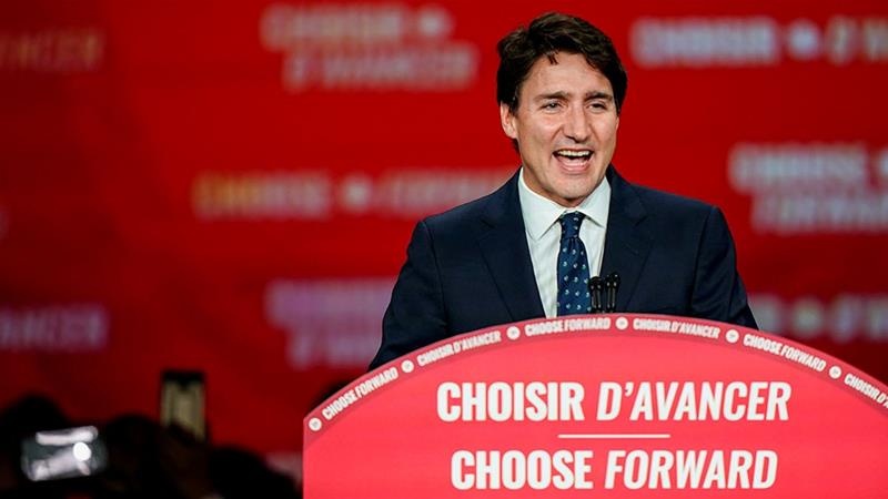 autor zdj.: Carlo ALLEGRI/Reuters; Trudeau podczas powyborczego przemówienia w sztabie Partii Liberalnej