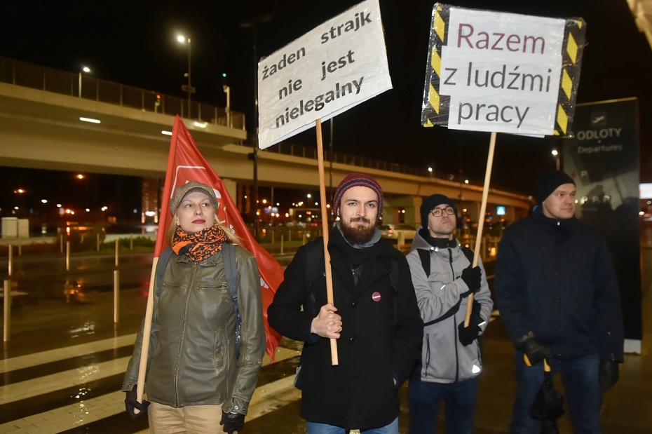 Strajk w porcie lotniczym w Gdańsku. fot. PAP/Marcin Gadomski