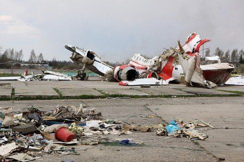 Rzekome szczątki polskiego Tu-154 złożone na lotnisku w Smoleńsku.