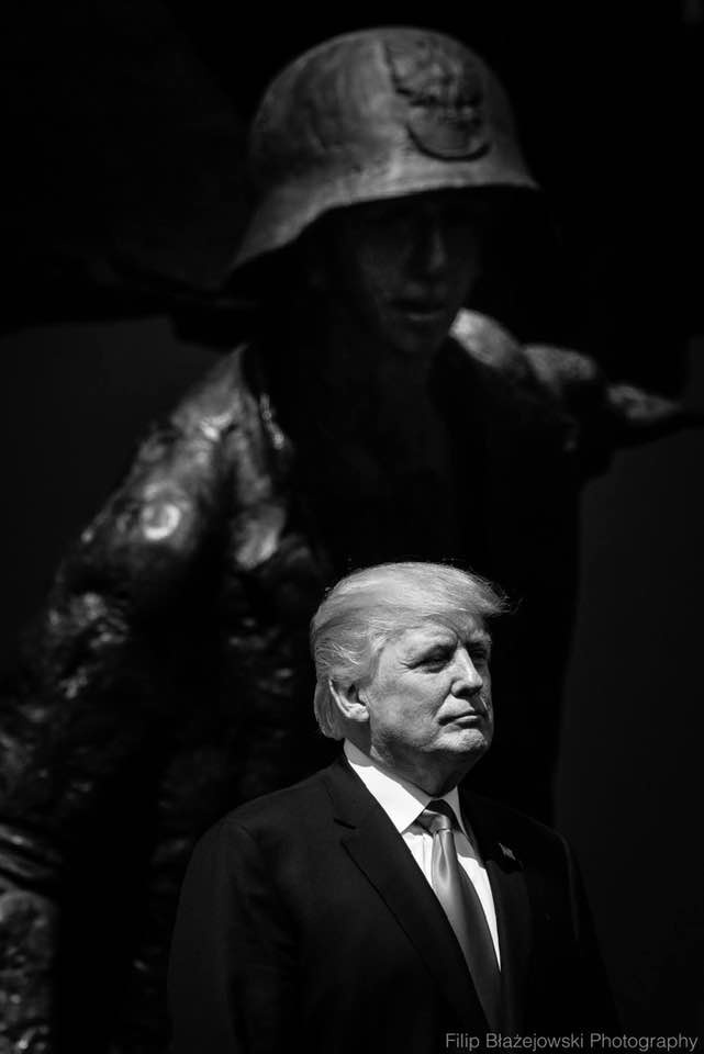 Donald Trump pod pomnikiem Powstania Warszawskiego