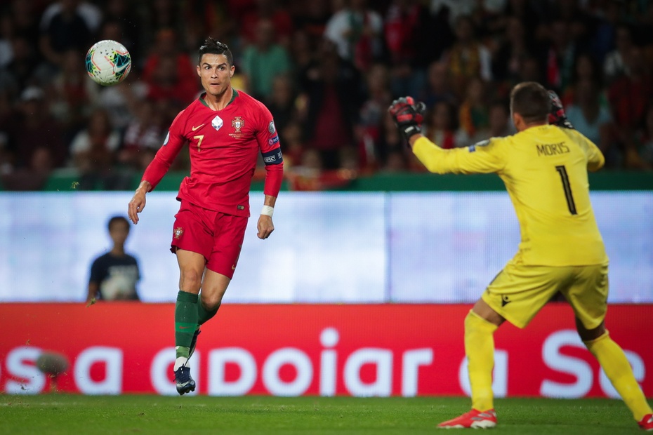 Cristiano Ronaldo strzela gola numer 700 w zawodowej karierze. Fot. PAP/EPA
