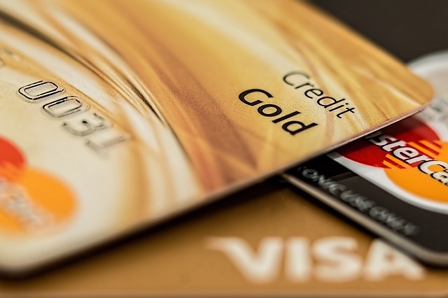 Karty kredytowe oferują szereg dodatkowych usług. Fot. Pixabay
