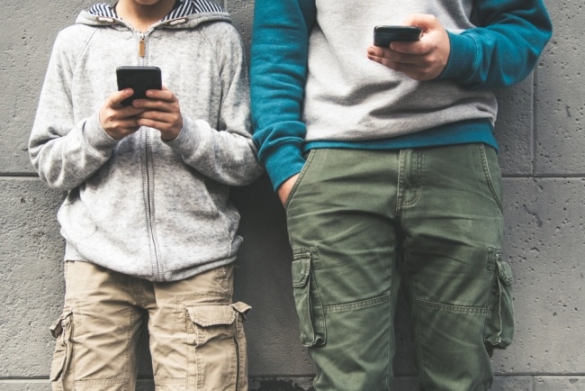 Z badań wynika, że aż 43 proc. polskich dzieci i nastolatków w wieku 11-18 lat miało kontakt w sieci z materiałami pornograficznymi i seksualizującymi. Fot. Shutterstock