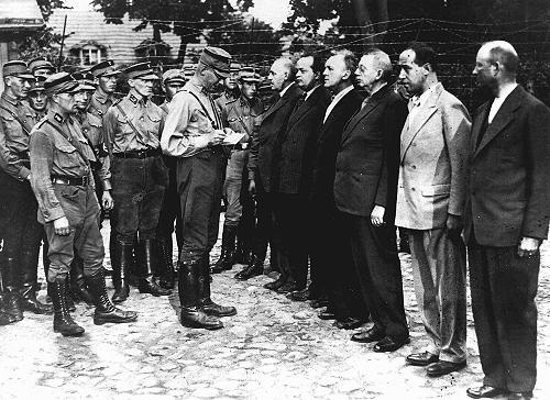 Przybycie więźniów politycznych do obozu koncentracyjnego w Oranienburgu, 1933. Źródło: Internet.