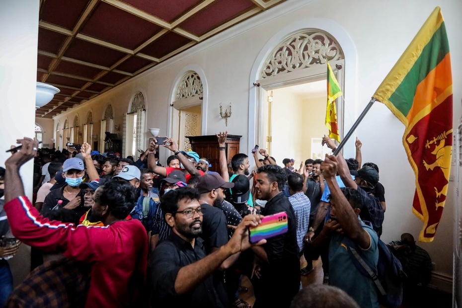 Protestujący świętują w rezydencji prezydenta kraju w Kolombo. fot. PAP/EPA/CHAMILA KARUNARATHNE