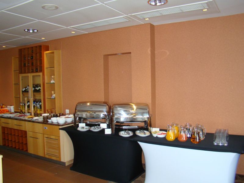 Restauracja hotelowa - śniadanie w formie stołu szwedzkiego.