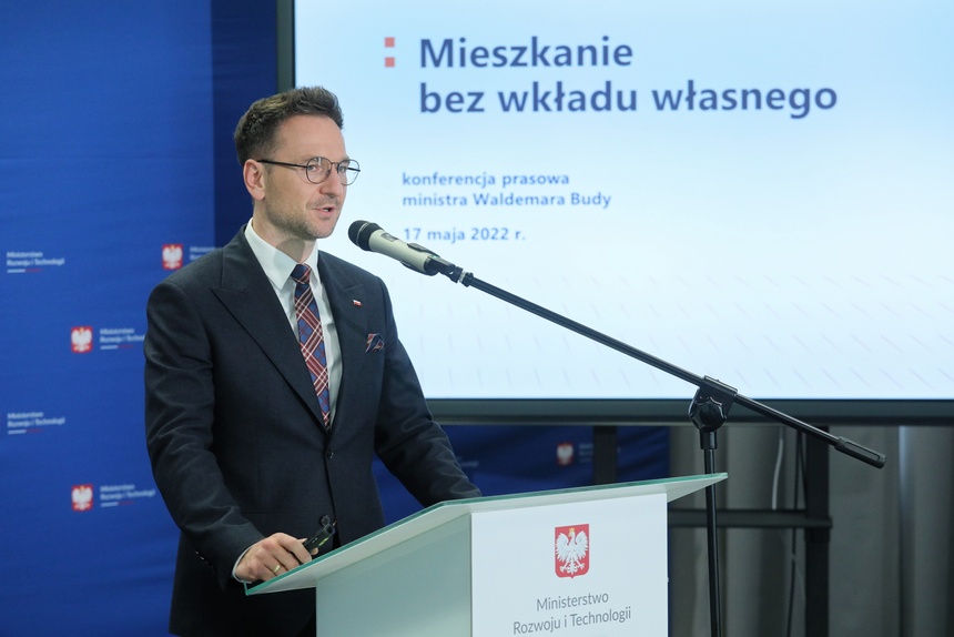Waldemar Buda, minister rozwoju i technologii, na konferencji prasowej.Fot: PAP/PAP/Paweł Supernak