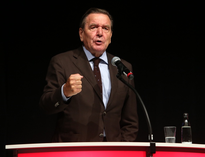 Schroeder wcale nie jest na wakacjach. Oto prawdziwy powód wizyty w Moskwie