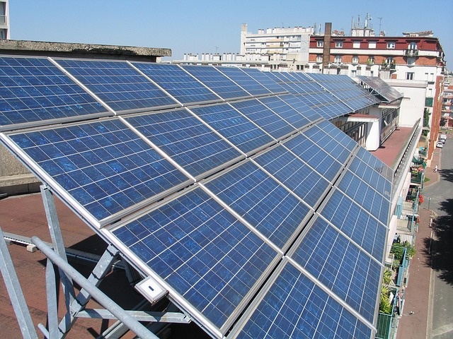 Panele solarne coraz częściej stanowią część domowej infrastruktury. Fot. Pixabay