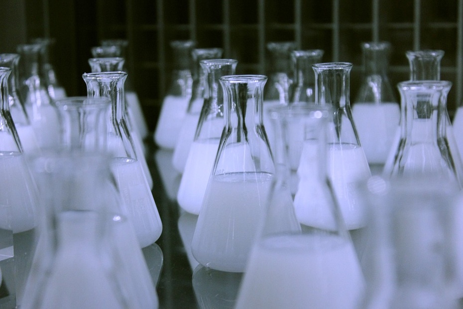 Kwas mlekowy jest potrzebny w wielu gałęziach przemysłu. Fot. Pixabay