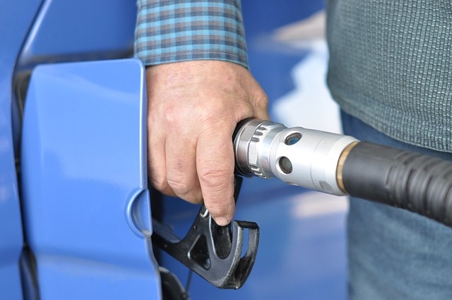 Prezes PKN Orlen Daniel Obajtek poinformował w czwartek, że koncern przed majówką obniża ceny paliw na stacjach