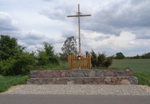 Krzyż z podmurówką kamienną
