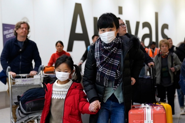 Lotnisko Heathrow, Londyn, Anglia. Kolejne porty lotnicze kontrolują pasażerów z Chin w związku z nowym koronawirusem. Fot. PAP/EPA/WILL OLIVER