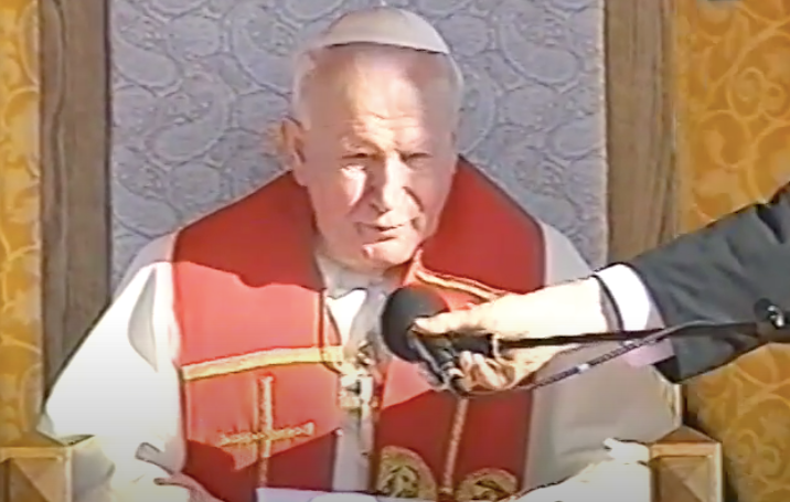 Ujęcie z transmisji przemówienia papieża Jana Pawła II. fot. YouTube.com